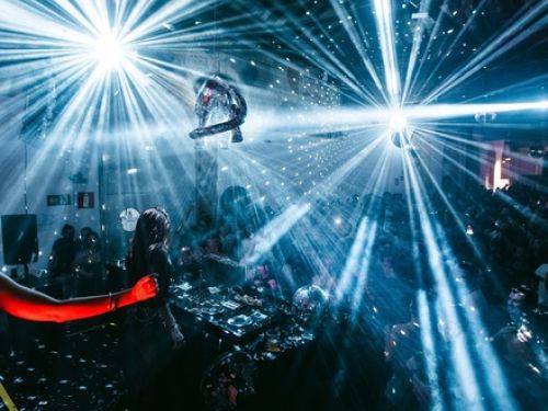 Fotografia da pista com luzes refletindo