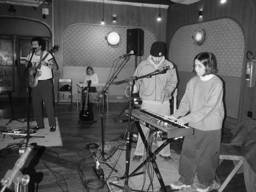 imagem de um studio de música em preto e branco 