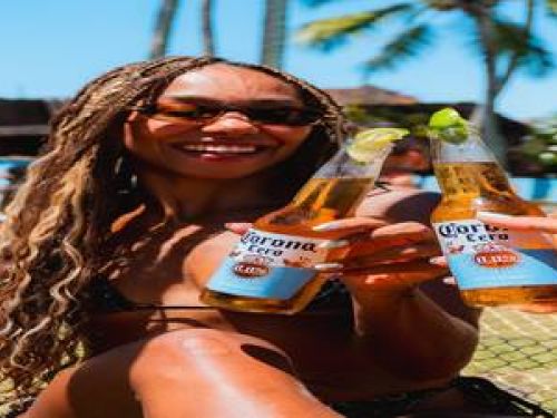 Imagem de uma mulher segurando uma garrafa de cerveja na mão 