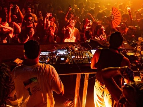 Fotografia da pista de dança do evento