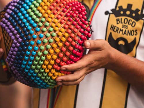 Fotografia de instrumento com camisa do bloco ao fundo