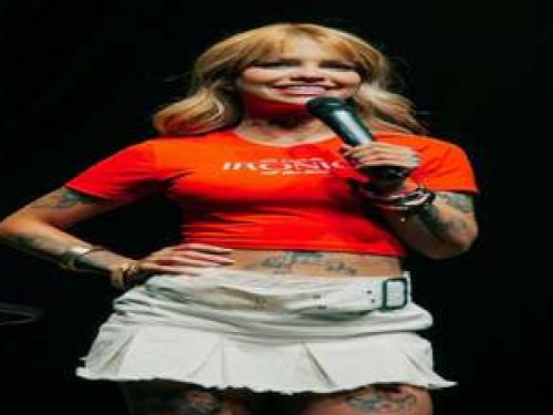 Imagem da comediante Carol com blusa vermelha e saia 