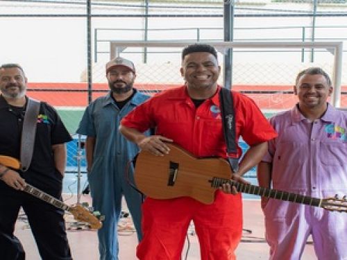 Imagem de homens tocando 