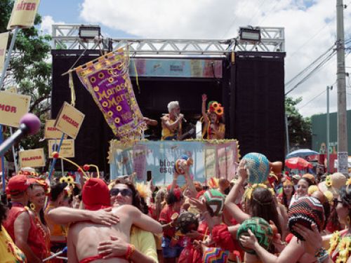 Fotografia do Bloco da Esquina com banda e foliões