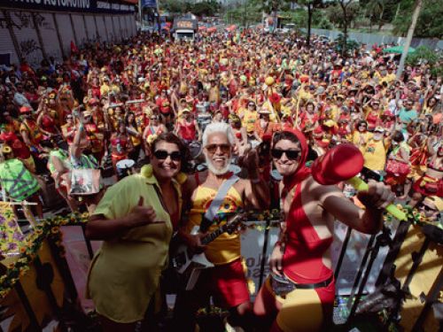 Fotografia do Bloco da Esquina com banda e foliões