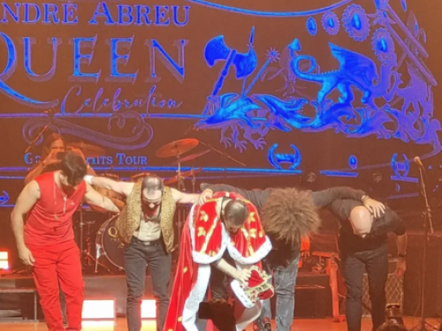 Fotografia dos artistas ao palco