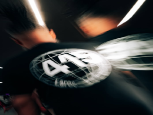 Imagem desfocada da blusa da marca club415