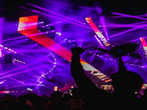 imagem de um palco cheio de luzes coloridas 