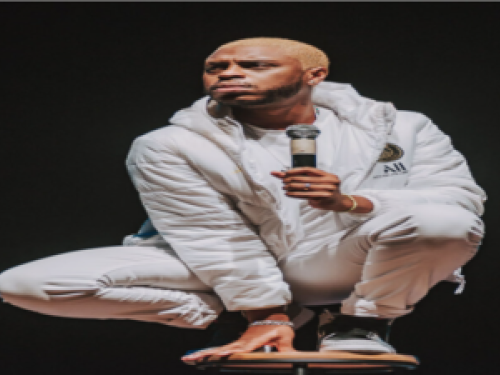 Foto de Yuri Marçal Em cima de um banco 