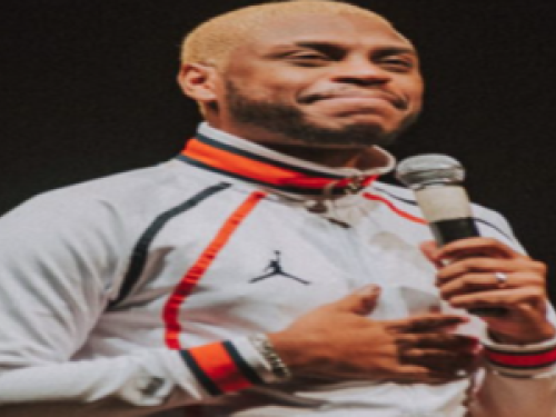 Foto de yuri Marçal segurando um Microfone 