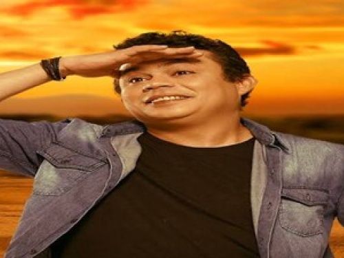 Imagem de Emerson Ceará com a mão no rosto 