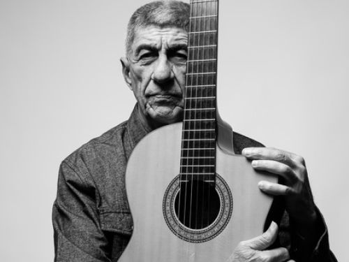  Imagem em preto e branco do artista Fagner junto a um violão