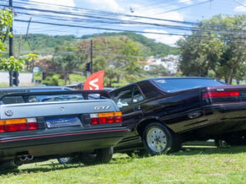 Imagem de dois carros antigos 