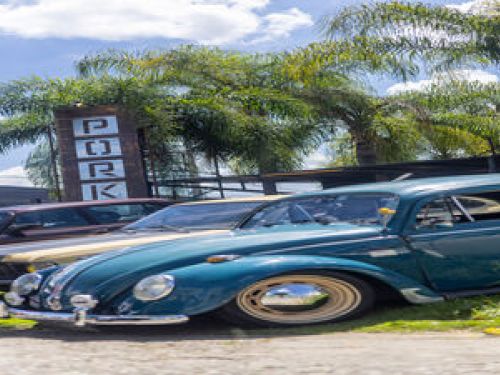 Imagem de um fusca azul 