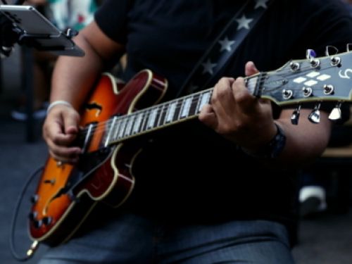 A imagem mostra uma guitarra 