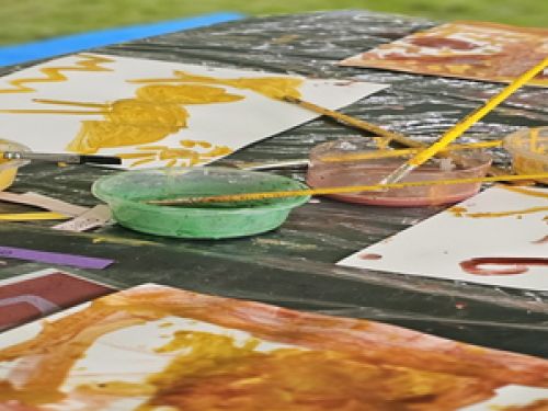 Imagem de pinceis e papeis coloridos 