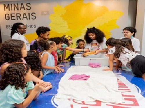 Imagem de crianças brincando 