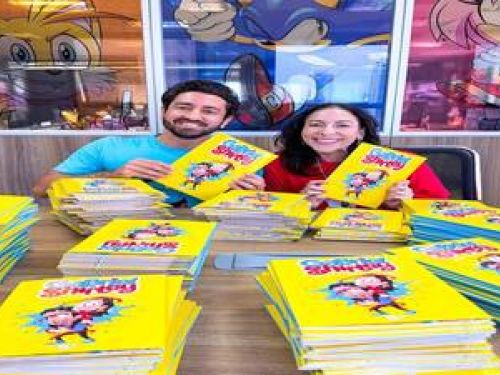 Imagem de uma mulher e de um homem segurando livros 