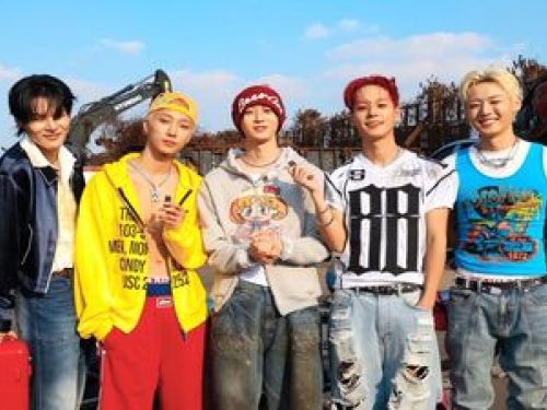 imagem de cinco homens de roupa colorida coreanos 