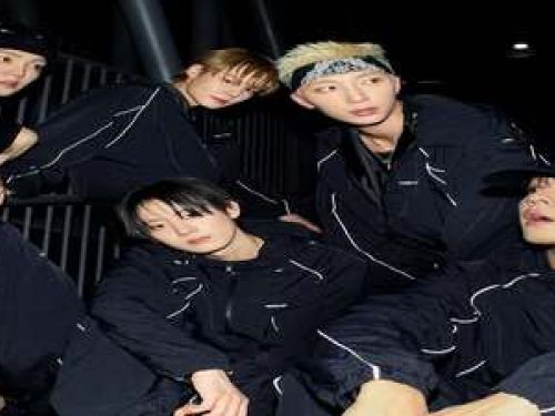 Imagem de quatro homens de preto coreanos 