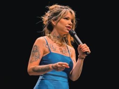 Imagem da comediante Carol com vestido azul 