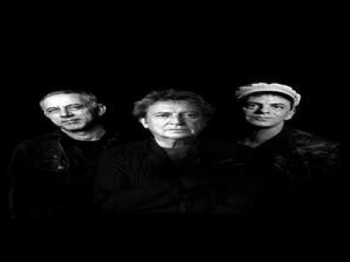 Imagem preta e branco dos três integrantes da banca call the police