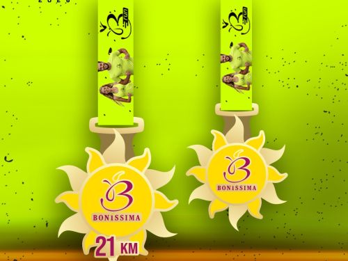 Anúncio da corrida Boníssima Run Verão 2026, destacando as medalhas do evento que será realizado em 1º de março na Pampulha. As medalhas têm formato de sol, com o logo central e uma fita verde-limão ilustrada com atletas. Uma delas indica a prova de 21 km.