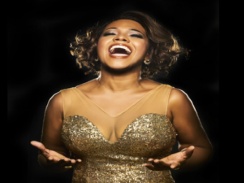 Imagem de uma mulher com vestido dourado 