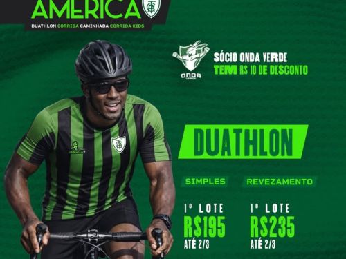 Fundo verde e imagem de um homem com capacete pedalando, ilustrando a categoria de duathlon 