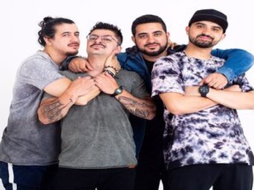 Imagem dos 4 amigos posando para foto 