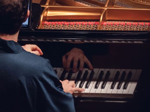 Foto de um piano sendo tocado