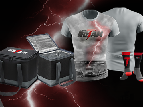 fundo vermelho com preto e kit da corrida que contem duas blusas brancas da rotam, meia de cano alto e bolsa térmica preta 