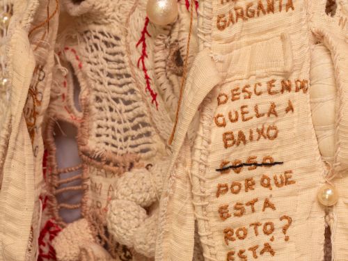 Foto de uma das obras nomeada como "Coso porque está roto"