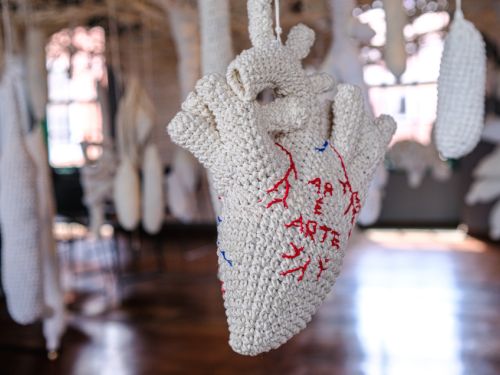 Foto de uma das obras nomeada como "Entre nós"