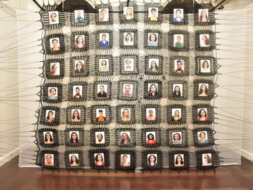 Foto de uma das obras nomeada como "Eu tenho a tua cara"