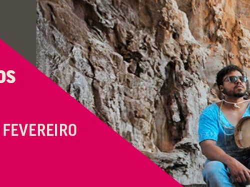 Banner de evento com fundo rosa e cinza à esquerda e foto à direita. Texto em destaque: “Maretas Bailarinas: O olhar além dos barrancos” e a data “20 de fevereiro”. Na imagem, seis pessoas estão em um cenário de cânion rochoso; em primeiro plano, um homem sentado segura um pandeiro, enquanto os demais estão ao fundo sobre as pedras.