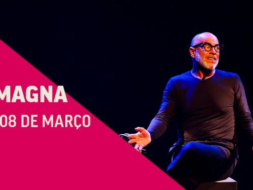 Folder de divulgação da apresentação artística "Hannah Arendt – Uma Aula Magna". À direita, homem sentado em um banco, usando blusa de manga longa e calça com cores escuras enquanto gesticula. Imagem dividida em fundo preto e rosa, com informações sobre o espetáculo – título e datas.