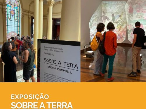 Montagem com fotos da exposição em um museu: pessoas conversam no espaço expositivo e observam uma obra com projeção de elementos botânicos na parede. Na parte inferior, sobre fundo laranja, aparecem o título da exposição, o nome da artista e o período de visitação.