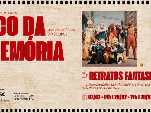 Cartaz em fundo bege com borda de filme. À esquerda, em letras vermelhas grandes, “Eco da Memória”. À direita, foto colorida de pessoas com fantasias e máscaras em uma rua. Abaixo, o título “Retratos Fantasmas”, com direção de Kléber Mendonça Filho, duração de 93 minutos, datas e horário das sessões.