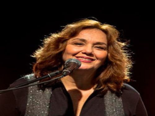 Imagem de Jane Duboc cantando