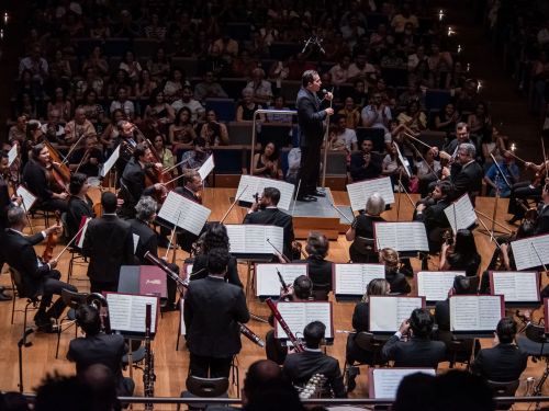 Foto da orquestra tirada de cima
