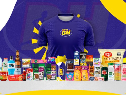 Plano de fundo azul com destaque para a blusa da corrida juntamente com o kit de alimentos