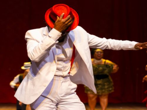 Imagem de um homem de boné vermelho 