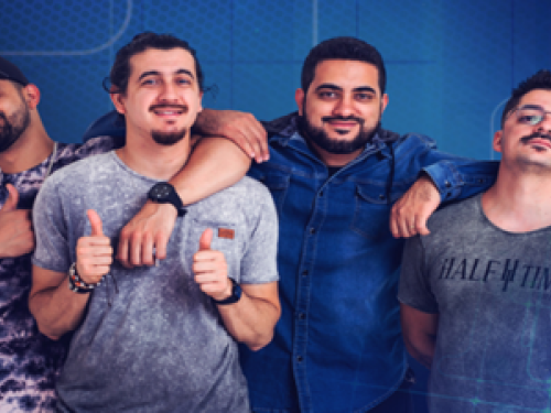 Imagem dos 4 amigos posando para foto 