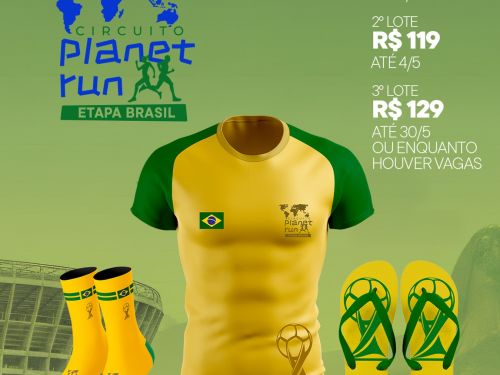 Foto ilustrativa do kit: blusa brasil verde e amarela com meia cano alto e chinelo, além dos valores dos lotes