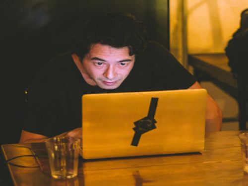 Imagem de um homem mexendo no notebook 