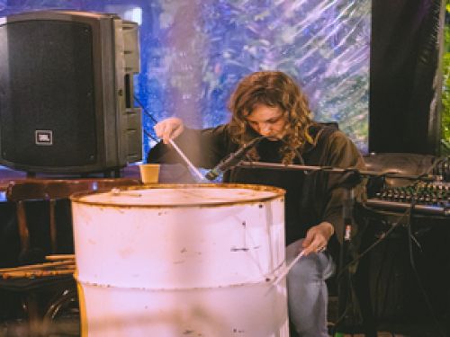 Imagem de um homem tocando um instrumento 