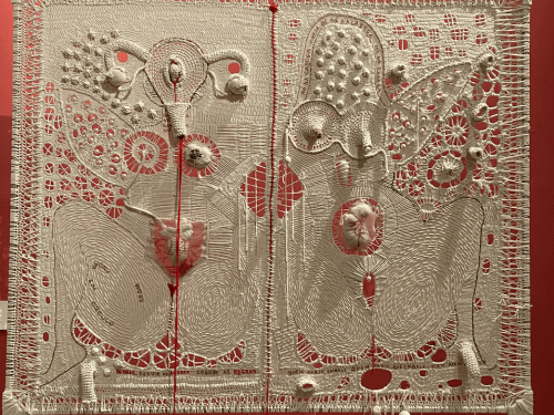 Foto de uma das obras nomeada como "Quem pariu que embale"