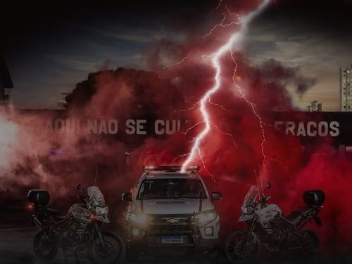 Flyer do carro e moto da policia militar de fundo com o titulo do evento, data e local. 