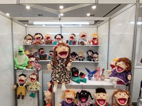 vários artesanatos de bonecos